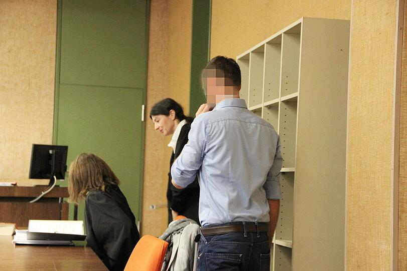 Fahrlässige Tötung: Jens G. (Name geändert) vor der Verhandlung mit seinen Anwältinnen.