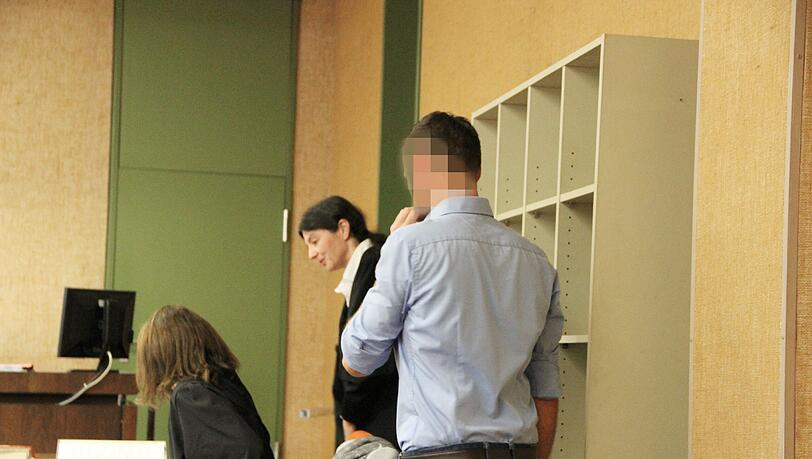 Fahrlässige Tötung: Jens G. (Name geändert) vor der Verhandlung mit seinen Anwältinnen. Fahrlässige Tötung: Jens G. (Name geändert) vor der Verhandlung mit seinen Anwältinnen.