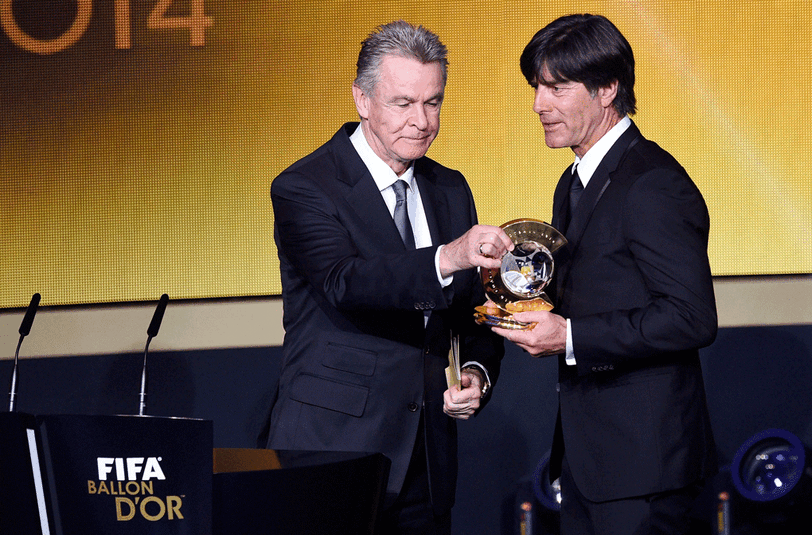 Da ist das Ding! Ex-Bayern-Coach Ottmar Hitzfeld überreicht Weltmeister-Trainer Jogi Löw die Auszeichnung zum Trainer des Jahres.