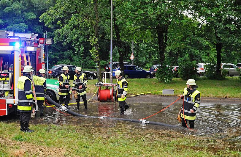 In der Ifflandstraße schätzte ein Autofahrer die Wasserhöhe der überfluteten Straße falsch ein....