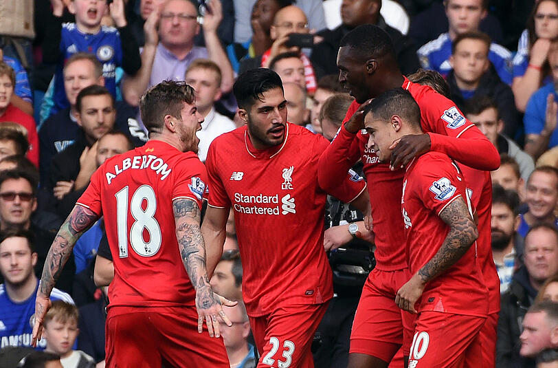 Die Spieler von Liverpool feiern mit Doppeltorschütze Philippe Coutinho.