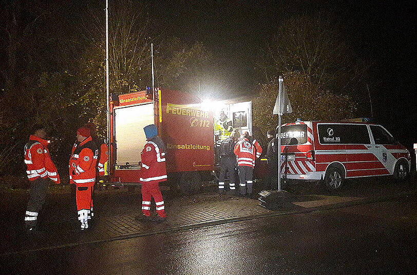 Feuerwehrleute und Rettungssanitäter während der Suche an der Werra