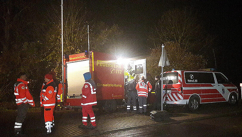 Feuerwehrleute und Rettungssanitäter während der Suche an der Werra Feuerwehrleute und Rettungssanitäter während der Suche an der Werra