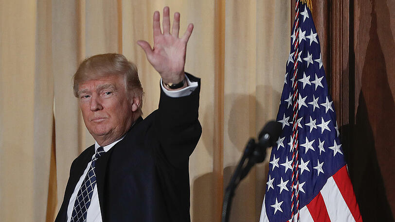 US-Präsident Donald Trump winkt beim Verlassen einer Bühne dem Publikum zu - kurz nachdem er im Hauptquartier der Umweltbehörde EPA in Washington ein Dekret unterschrieben hat, mit dem Kernstücke der Umweltpolitik der Vorgängerregierung unter Trumps Vorgänger Obama aufgeweicht werden sollen.