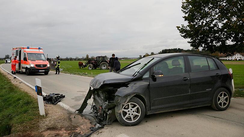 Die beiden Rinder im Anhänger verletzten sich nur leicht - die beiden Autofahrer blieben unverletzt.