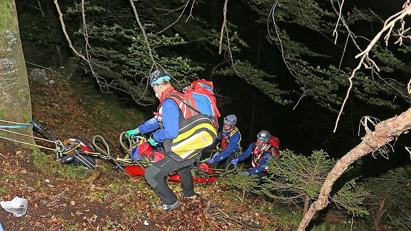 Die Retter versorgten und sicherten den schwer Verletzten im Steilhang, der während der Rettungsaktion aber plötzlich kollabierte.
