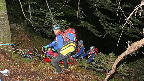 Die Retter versorgten und sicherten den schwer Verletzten im Steilhang, der während der Rettungsaktion aber plötzlich kollabierte.