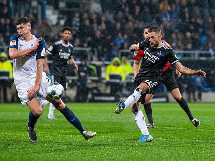 Tim Leibold (r) leitete mit seinem Tor zum 1:1 die HSV-Wende in Bochum ein.