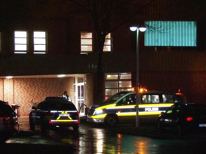 Polizeiautos stehen vor der Sporthalle in Lengerich.