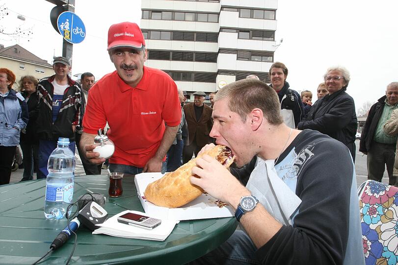 Waren das etwa doch mehr als eineinhalb Kilogramm? Auf jeden Fall zuviel des Guten: Radio F-Star Markus Balek scheierte am Riesen-Kebap.