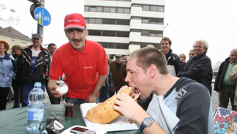 Waren das etwa doch mehr als eineinhalb Kilogramm? Auf jeden Fall zuviel des Guten: Radio F-Star Markus Balek scheierte am Riesen-Kebap. Waren das etwa doch mehr als eineinhalb Kilogramm? Auf jeden Fall zuviel des Guten: Radio F-Star Markus Balek scheierte am Riesen-Kebap.