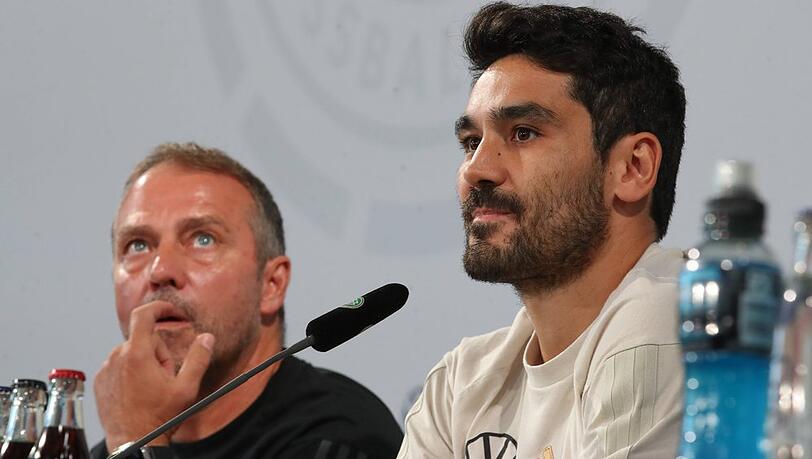 Pressekonferenz vor dem Schicksalsspiel gegen Japan: Hansi Flick mit seinem Kapitän İlkay Gündoğan (re.).