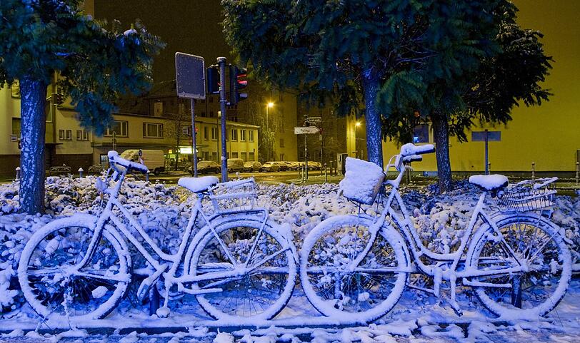 Fahrräder im Schnee in Frankfurt am Main
