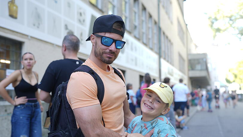 Sebastian (42) wartet mit seinem Sohn Alexander (7). Sebastian (42) wartet mit seinem Sohn Alexander (7).