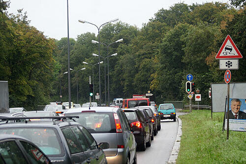 Engstelle: An der Ampel Ifflandstraße staut sich der Verkehr, seit der Richard-Strauss-Tunnel fertig ist.