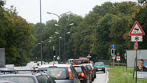 Engstelle: An der Ampel Ifflandstraße staut sich der Verkehr, seit der Richard-Strauss-Tunnel fertig ist.