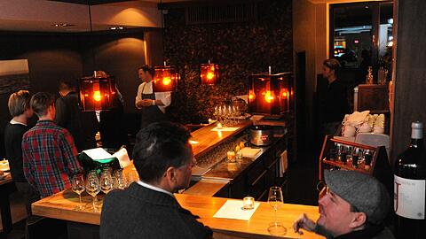 Die orangefarbenen Vintage-Lampen über der Bar sind ein Hingucker im neuen &bdquo;Lokal&ldquo; an der Georgenstraße, das wir zur offiziellen Eröffnung besucht haben.