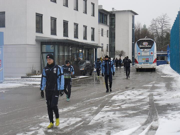 Hart , härter, Alexander Schmidt. Der Trainer des TSV 1860 schickte seine Jungs am Montagvormittag trotz klirrender Kälte, Schneeregen und schneebedeckten Trainingsplätzen raus zum Anschwitzen. Am Abend spielen die Löwen gegen den 1. FC Kaiserslautern. Die Bilder vom Matsch-Training