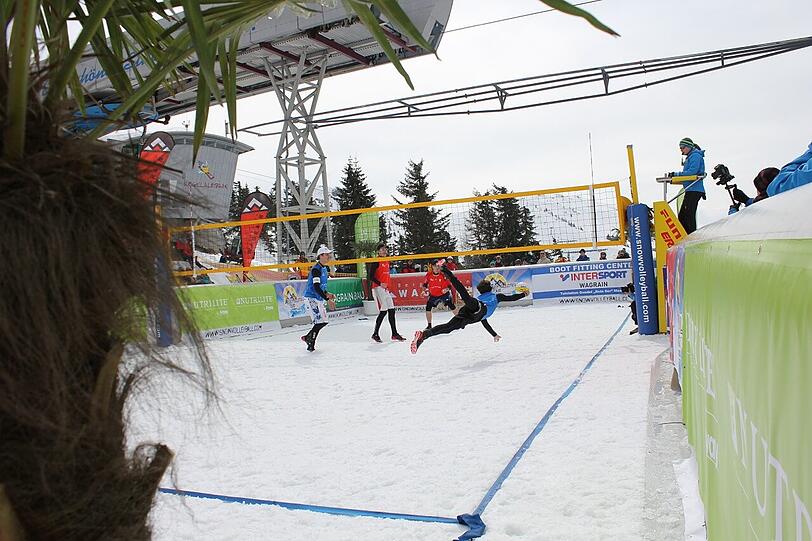 Die besten Bilder vom Turnier der "Snow Volleyball Tour 2013 powered by Amway" auf 1860 Metern Höhe in Wagrain/Österreich.