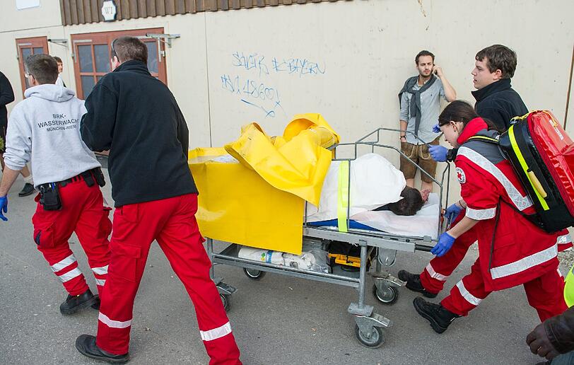 Rettungskräfte transportieren am ersten Wiesntag einen Verletzten ab.