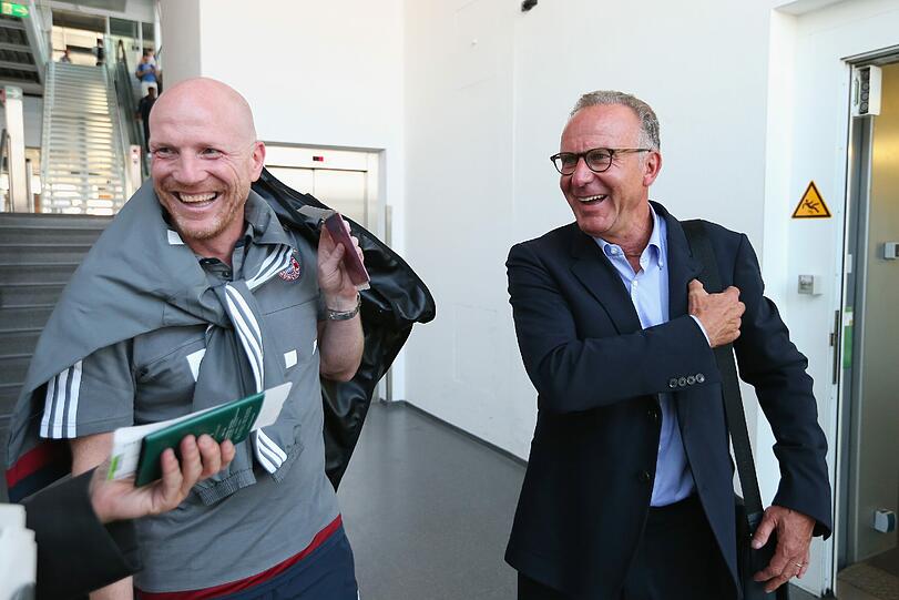 Die Stars des FC Bayern auf dem Weg nach China - die Bilder vom Flughafen München.