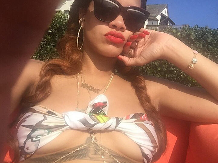 Auch Superstar Rihanna steht auf Selfies. An ihrem Urlaub und ihrem selbst geschneiderten knappen BH ließ sie uns ebenfalls teilhaben. Ein um ihre Brüste gewickeltes Tuch war ausreichend...
