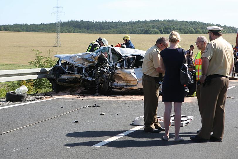 Horror-Unfall in Unterfranken: Bei dem Frontal-Crash kommen zwei Menschen ums Leben.