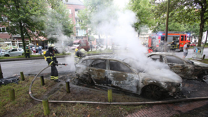 Nachwirkungen der Krawallnacht vor dem Gipfel-Auftakt am Freitag: Abgebrannte Autowracks - einige von ihnen brennen sogar noch.