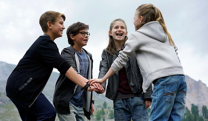 Das nunmehr neunte Pfefferkörner-Team feiert sich selbst: Johannes (Luke Matt Röntgen, links), Benny (Ruben Storck), Mia (Marleen Quentin) und Alice (Emilia Flint).