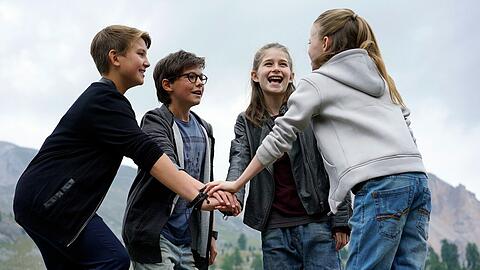 Das nunmehr neunte Pfefferkörner-Team feiert sich selbst: Johannes (Luke Matt Röntgen, links), Benny (Ruben Storck), Mia (Marleen Quentin) und Alice (Emilia Flint).