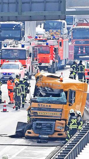 Der Fahrer des Schwertransporters kam fast unverletzt davon.