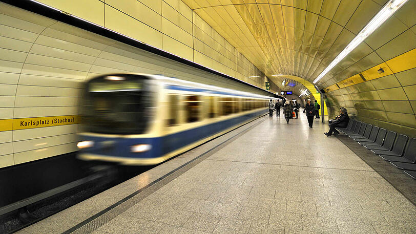 Ein Mann stürzt am Samstagvormittag in die U-Bahngleise am Karlsplatz. Ein Polizist in Freizeit kann ihn retten (Symbolbild).