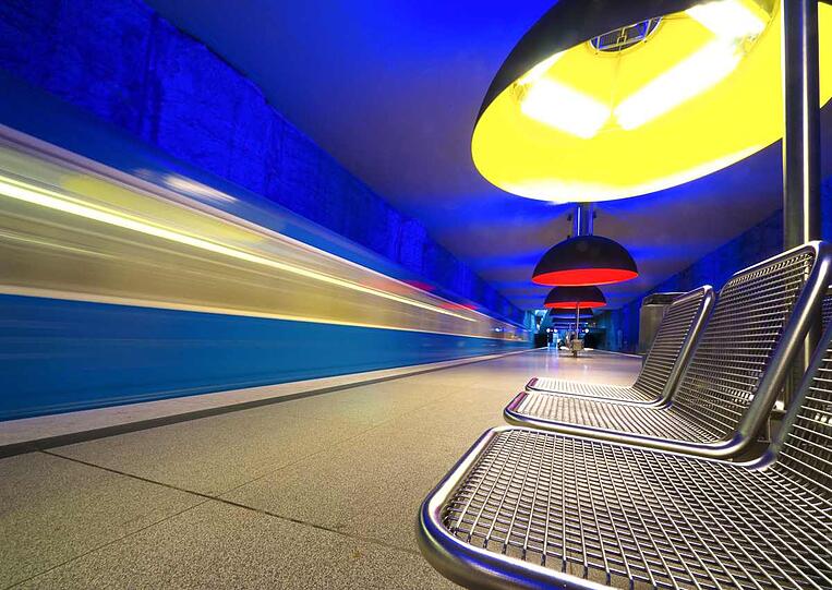 Herbert Becke hat U-Bahnhöfe von unten fotografiert.