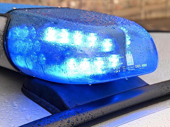 Ein Streifenwagen der Polizei mit eingeschaltetem Blaulicht. Foto: Carsten Rehder/dpa/Archiv