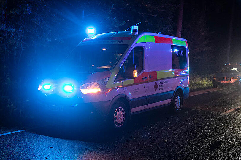 Bei dem missglückten Überholmanöver prallte ein VW Transporter frontal in einen Skoda, beide Fahrer wurden schwer verletzt.
