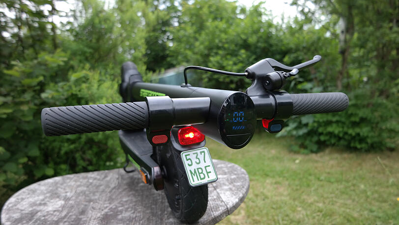Der Streetbooster Two lässt sich klein zusammenfalten. Das Mini-Display ist bei Sonnenlicht schwer abzulesen.