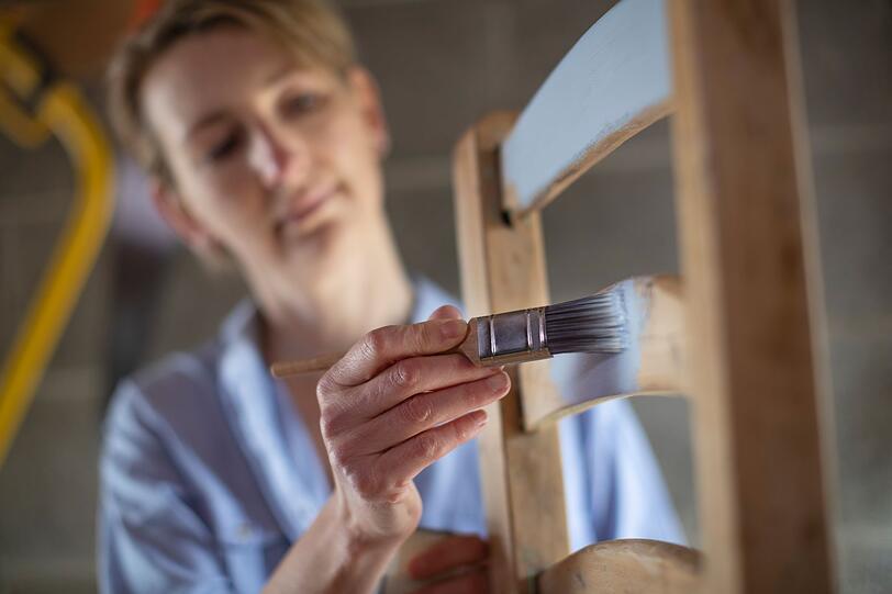 Upcycling ist zu Recht ein Trend, der auch vor den Küchen nicht Halt macht. In Zeiten, in denen Nachhaltigkeit eine immer wichtigere Rolle spielt, ist es nicht nur aus finanziellen Gründen sinnvoll, Dinge wiederzuverwerten anstatt sie wegzuschmeißen. Mit etwas Fantasie, Farbe und Werkzeug lässt sich so aus scheinbar nutzlosen Dingen Schönes und Praktisches zaubern. Upcycling ist zu Recht ein Trend, der auch vor den Küchen nicht Halt macht. In Zeiten, in denen Nachhaltigkeit eine immer wichtigere Rolle spielt, ist es nicht nur aus finanziellen Gründen sinnvoll, Dinge wiederzuverwerten anstatt sie wegzuschmeißen. Mit etwas Fantasie, Farbe und Werkzeug lässt sich so aus scheinbar nutzlosen Dingen Schönes und Praktisches zaubern.