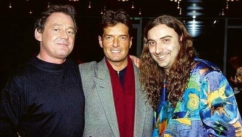Schnell mal noch ein Foto für die Ewigkeit geschossen: Rudi Dolezal (r.) mit Falco und Wolfgang Ambros (l.) im Arm. Mit beiden arbeitete er eng zusammen. Schnell mal noch ein Foto für die Ewigkeit geschossen: Rudi Dolezal (r.) mit Falco und Wolfgang Ambros (l.) im Arm. Mit beiden arbeitete er eng zusammen.