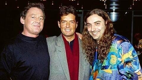 Schnell mal noch ein Foto f&uuml;r die Ewigkeit geschossen: Rudi Dolezal (r.) mit Falco und Wolfgang Ambros (l.) im Arm. Mit beiden arbeitete er eng zusammen.