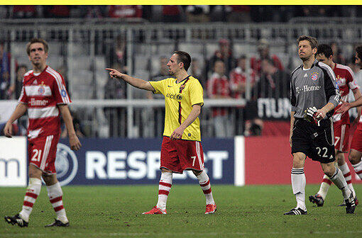 Auch 2009 sollte es nicht sein. Im Auswärtsspiel unterlagen die Bayern Barca mit 0:4, da konnte auch kein 1:1 im Rückspiel mehr helfen. Auf dem Bild sehen Sie übrigens Franck Ribéry, der sich ein Trikot des FC Barcelona übergezogen hat.