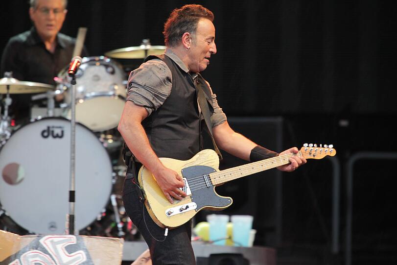 Ganz warme Umarmung fürs Publikum: Bruce Springsteen&ldquo; Big Rock Orchestra. Die Bilder vom Konzert im Münchner Olympiastadion.