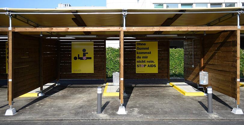 Irres Projekt in Zürich: In sogenannten Sex-Boxen gibt es jetzt spezielle Dienste nur für Autofahrer. Die Regeln für die Nutzung der Carports stehen auf Piktogrammen.