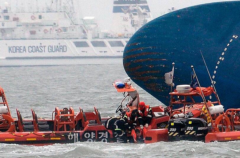 Nach dem Fährunglück in Südkorea: Spezialschiffe am Wrack der havarierten  &bdquo;Sewol&ldquo;.