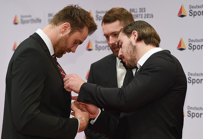 Die Handball-Nationalspieler Andreas Wolff, Steffen Fäth und Jannik Kohlbacher (von links) auf dem roten Teppich.