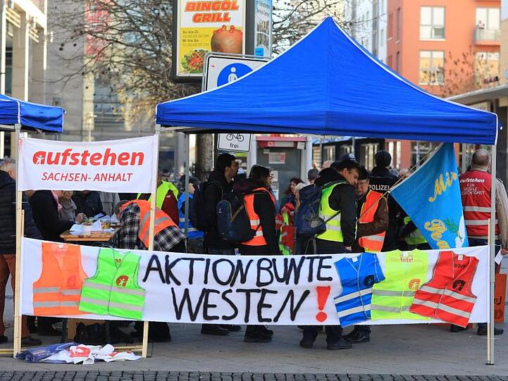 In Magdeburg und weiteren deutschen Städten sind Demonstranten - in farbigen Westen oder ohne - für eine andere Politik auf die Straße gegangen.