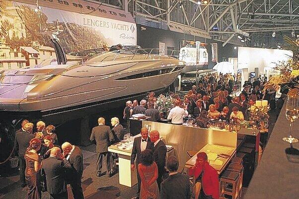 Im Zeichen des Luxus: Auf der &bdquo;Millionaire Fair&ldquo; erfreuen sich die Reichen an Yachten und Schampus &ndash; bald auch in München.