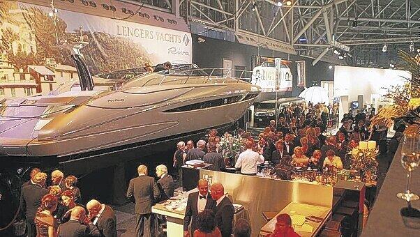 Im Zeichen des Luxus: Auf der „Millionaire Fair“ erfreuen sich die Reichen an Yachten und Schampus – bald auch in München. Im Zeichen des Luxus: Auf der „Millionaire Fair“ erfreuen sich die Reichen an Yachten und Schampus – bald auch in München.