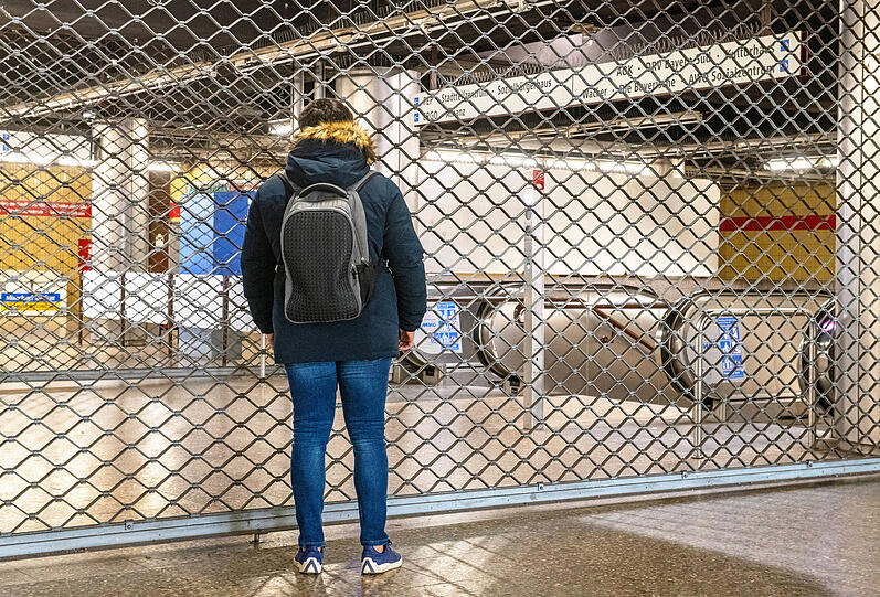 Ein Fahrgast steht am Donnerstagmorgen am gesperrten U-Bahnhof Neuperlach Zentrum.