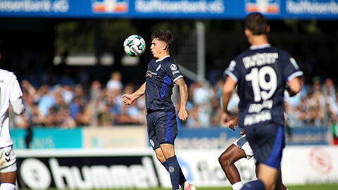 Mark Gevorgyan gegen Burghausen am Ball.