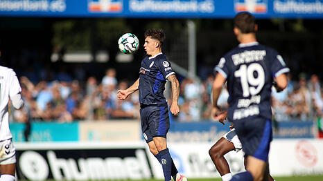 Mark Gevorgyan gegen Burghausen am Ball.
